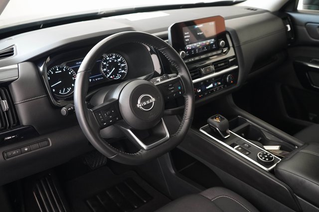 Used 2024 Nissan Pathfinder SV image 3