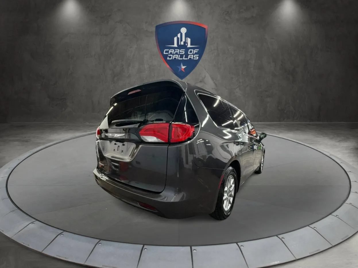 Used 2023 Chrysler Voyager LX FWD image 5