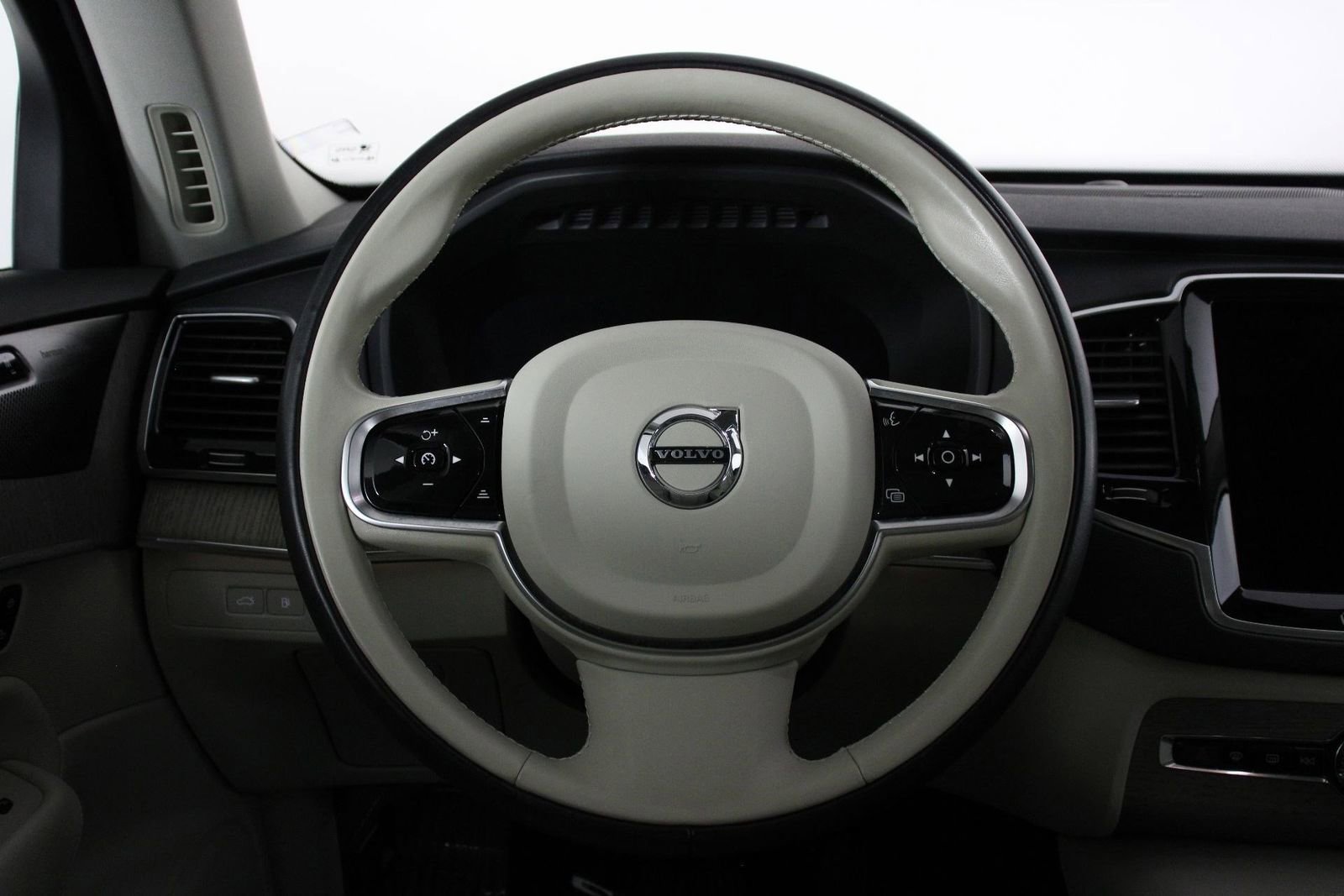 Certified 2024 Volvo XC90 T8 Plus w/ Protection Package Premier image 8