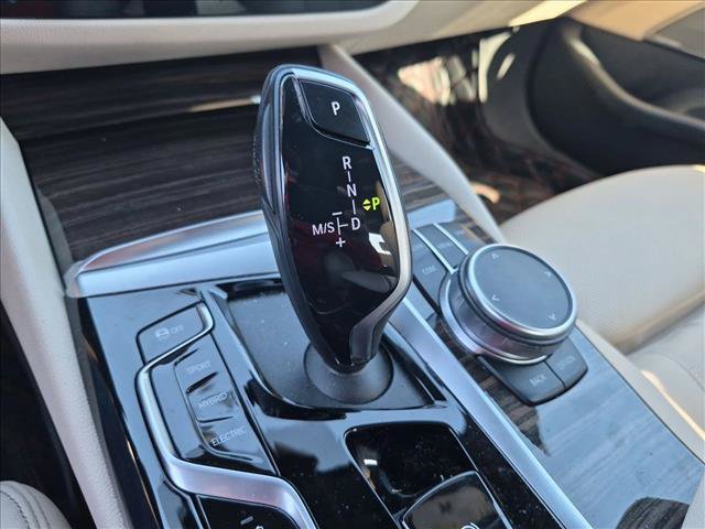 Used 2023 BMW 530e w/ Premium Package RWD image 10