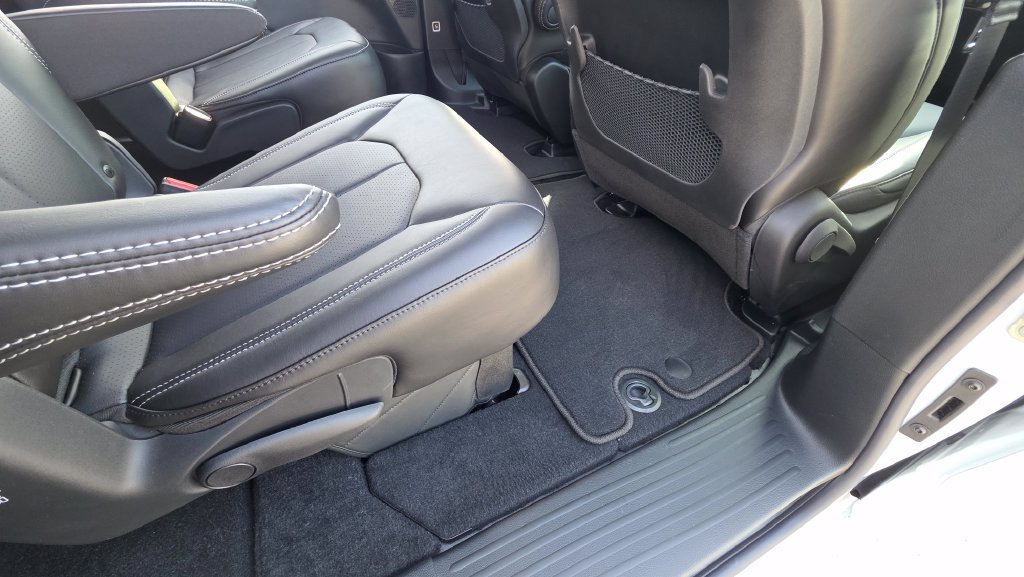New 2027 Chrysler Pacifica Select FWD image 15