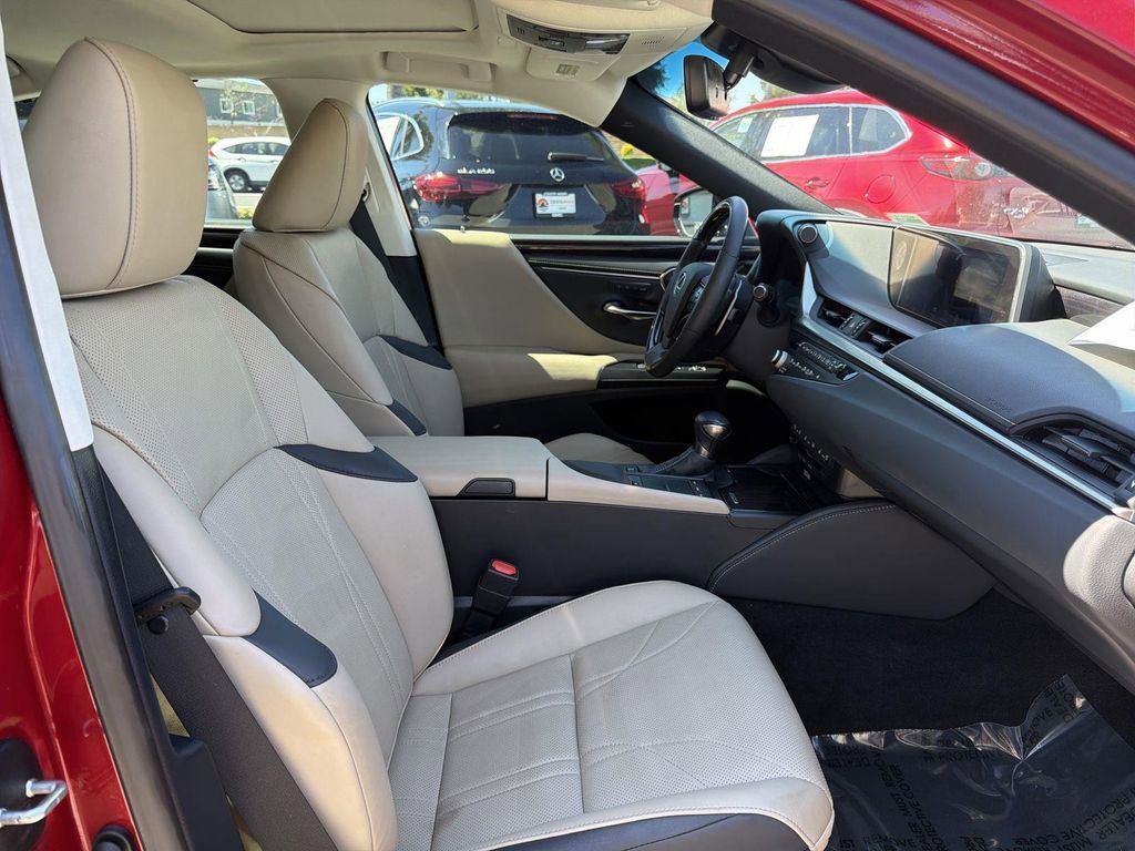 Used 2021 Lexus ES 300h Ultra Luxury w/ Accessory Package 2 image 31