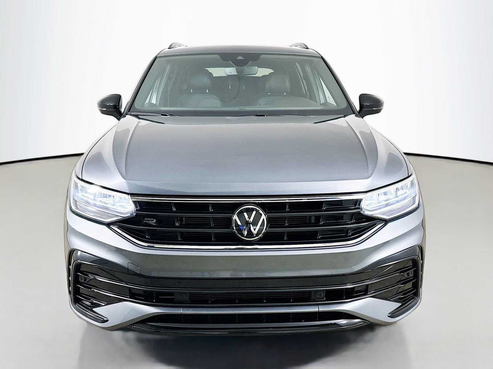 Used 2023 Volkswagen Tiguan SE R-Line AWD/4WD image 2