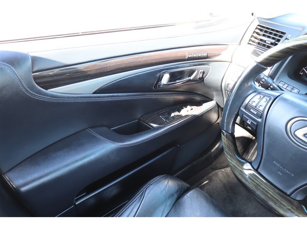 Used 2013 Lexus LS 460 AWD w/ Comfort Pkg image 21