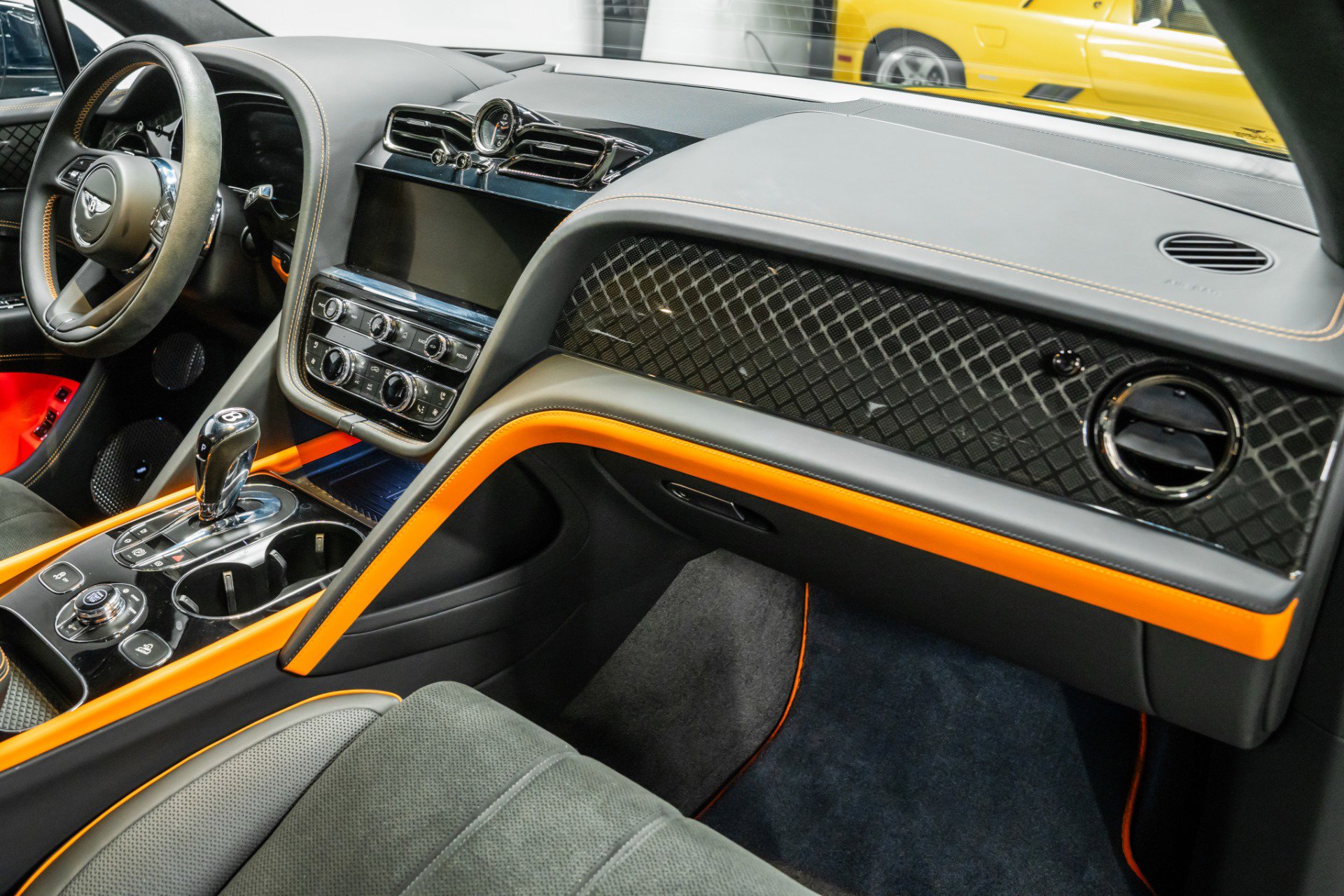 Used 2025 Bentley Bentayga image 13