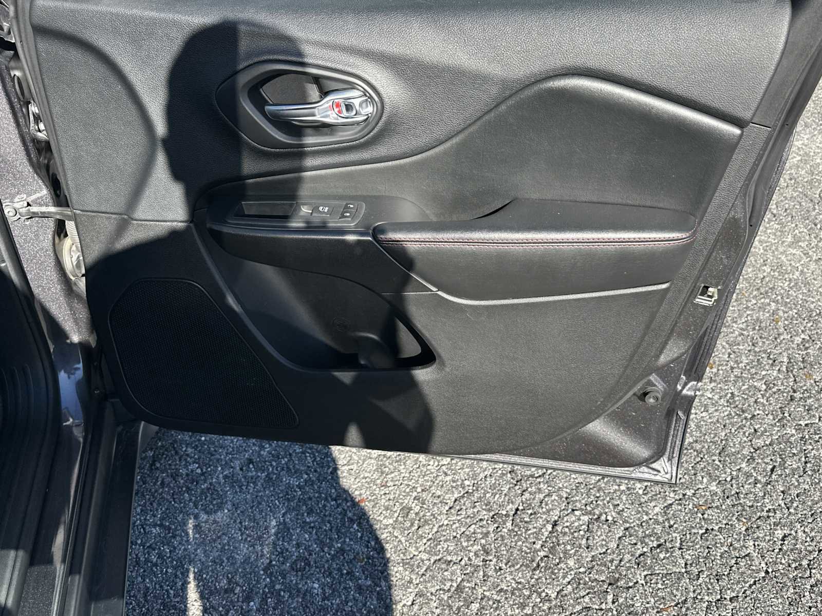 Used 2020 Jeep Cherokee Trailhawk image 14