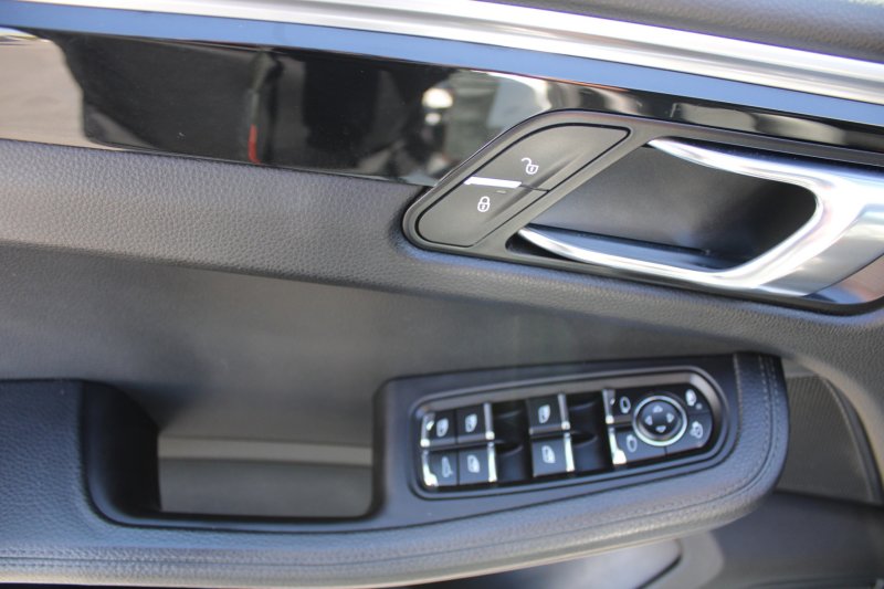 Used 2018 Porsche Macan image 19