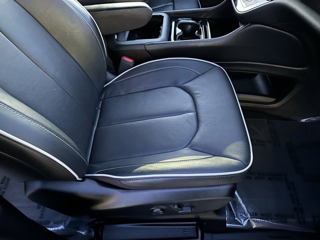 Used 2023 Chrysler Pacifica Limited w/ S Appearance Package image 13