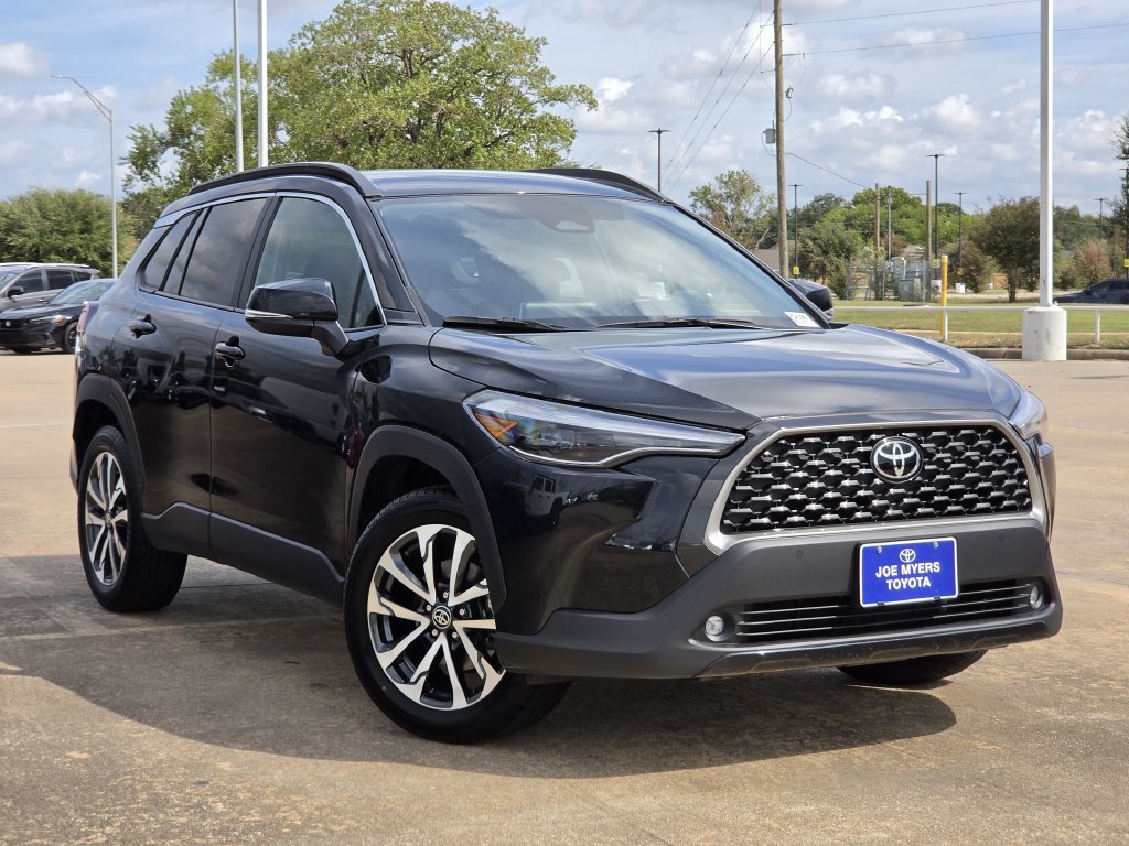 Used 2025 Toyota Corolla Cross XLE FWD image 2