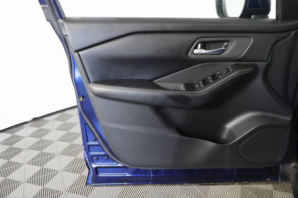 Used 2025 Nissan Rogue SV FWD image 12