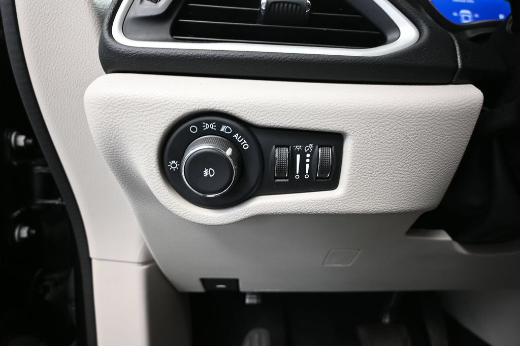 Used 2024 Chrysler Pacifica Touring-L FWD image 24