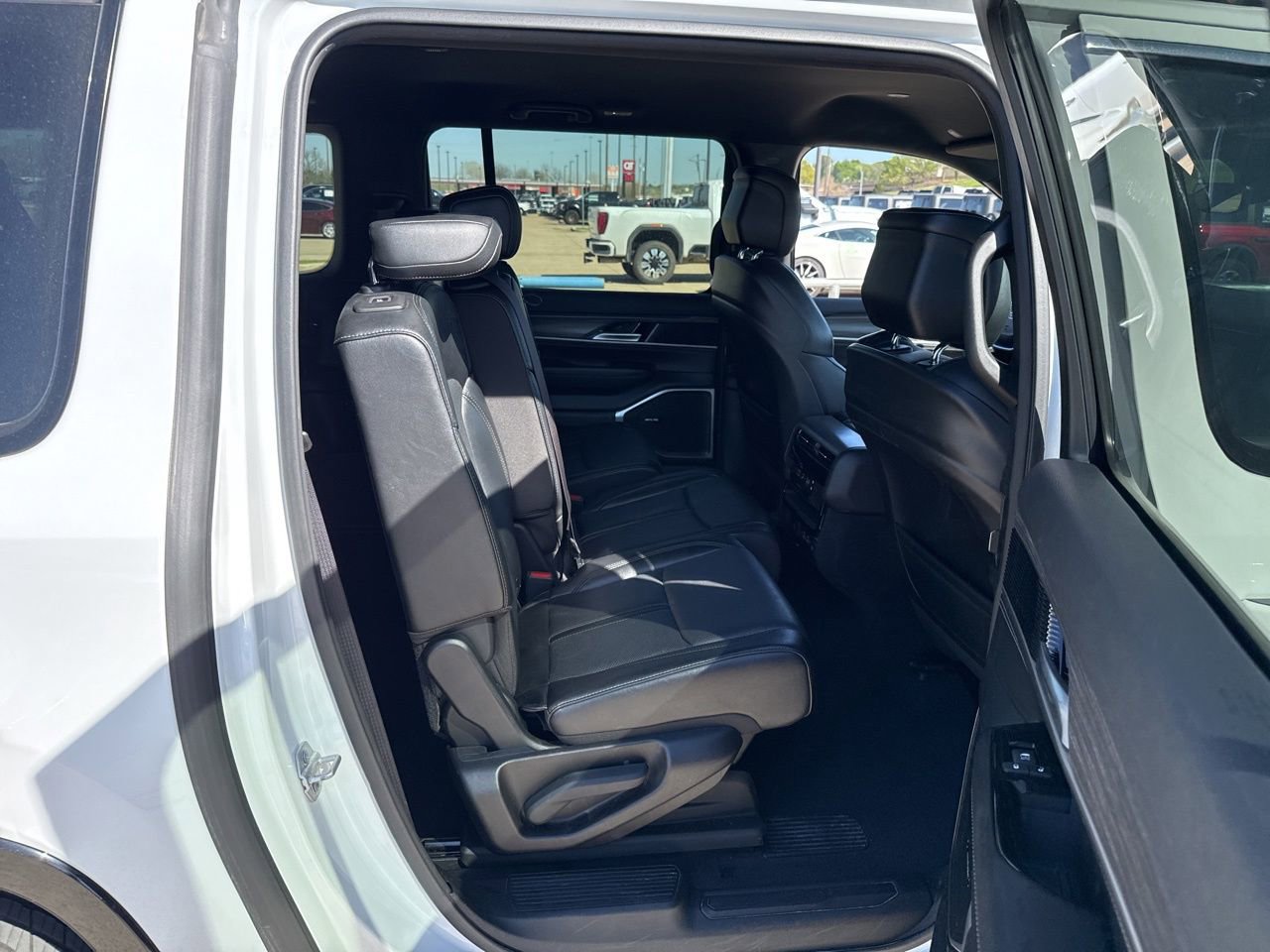 Used 2024 Jeep Wagoneer L Series II w/ Flexible Seating Group image 12