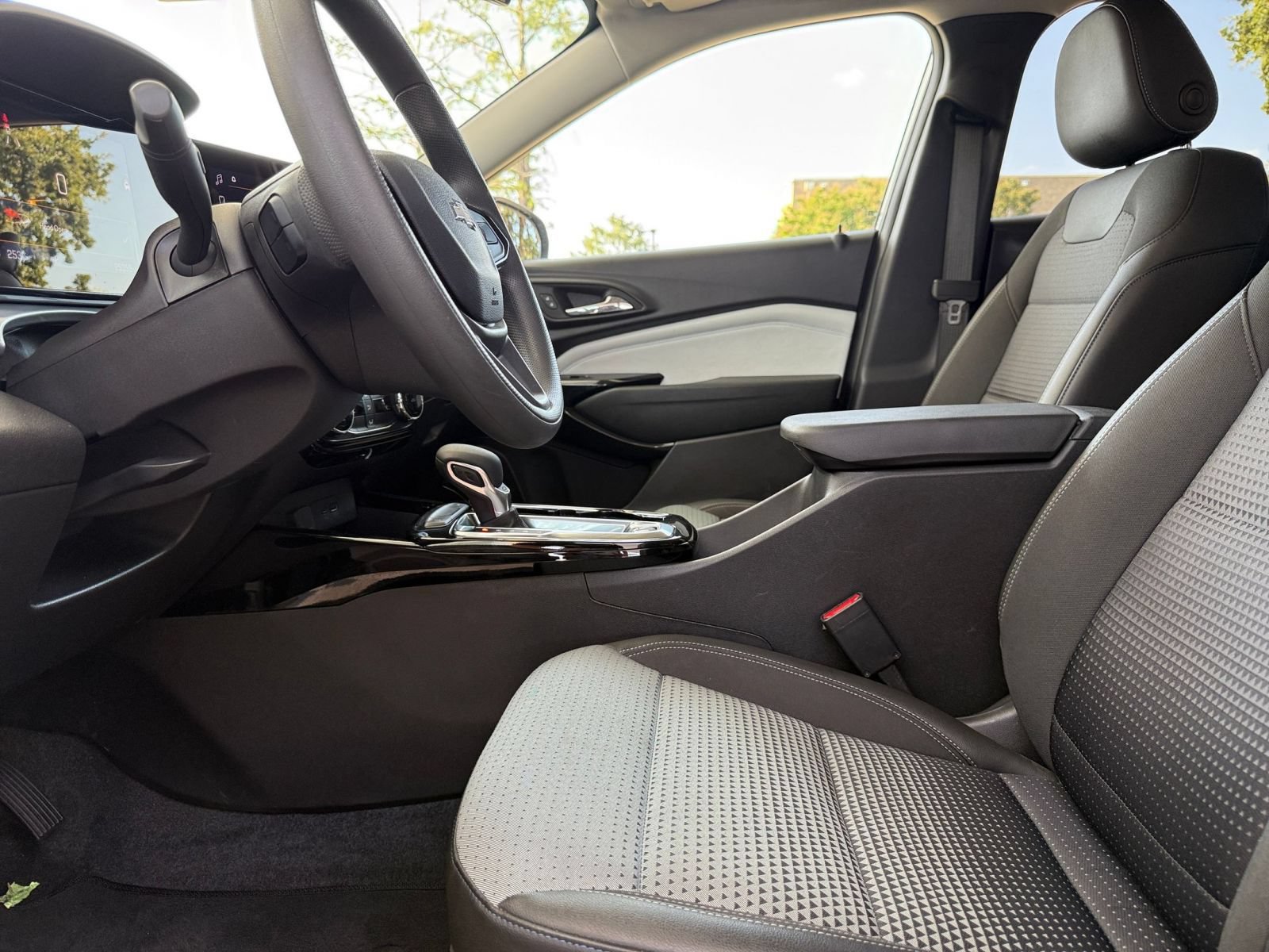 Used 2025 Chevrolet Trax LT FWD image 27
