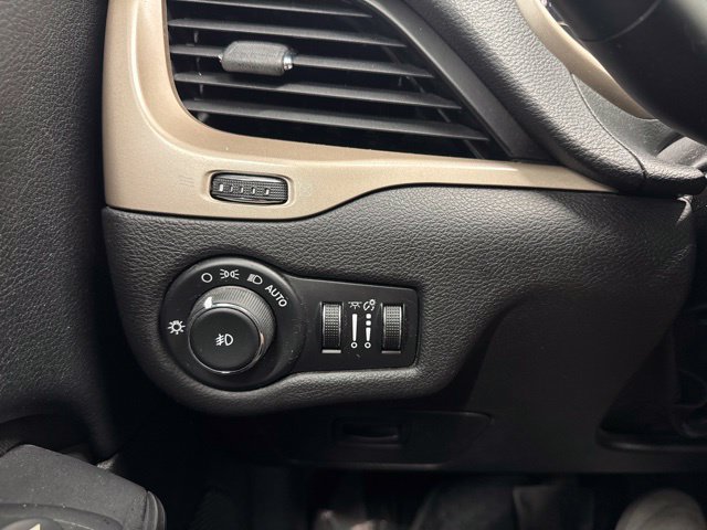 Used 2016 Jeep Cherokee Latitude w/ Cold Weather Group AWD/4WD image 36