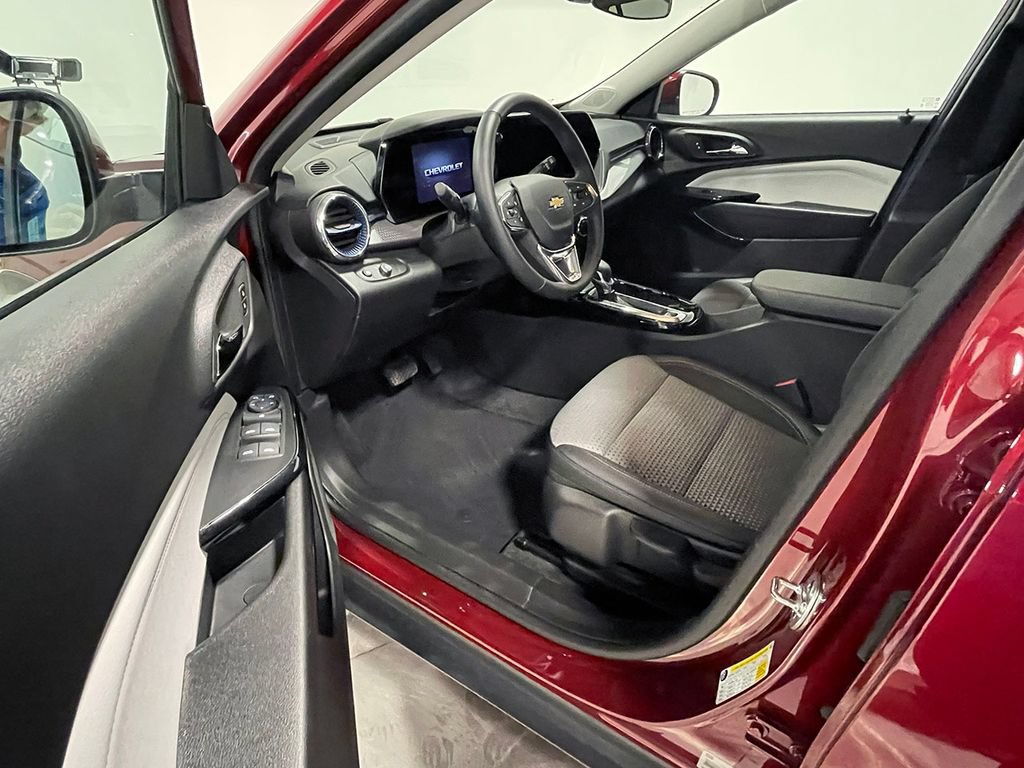 Used 2025 Chevrolet Trax LT FWD image 19