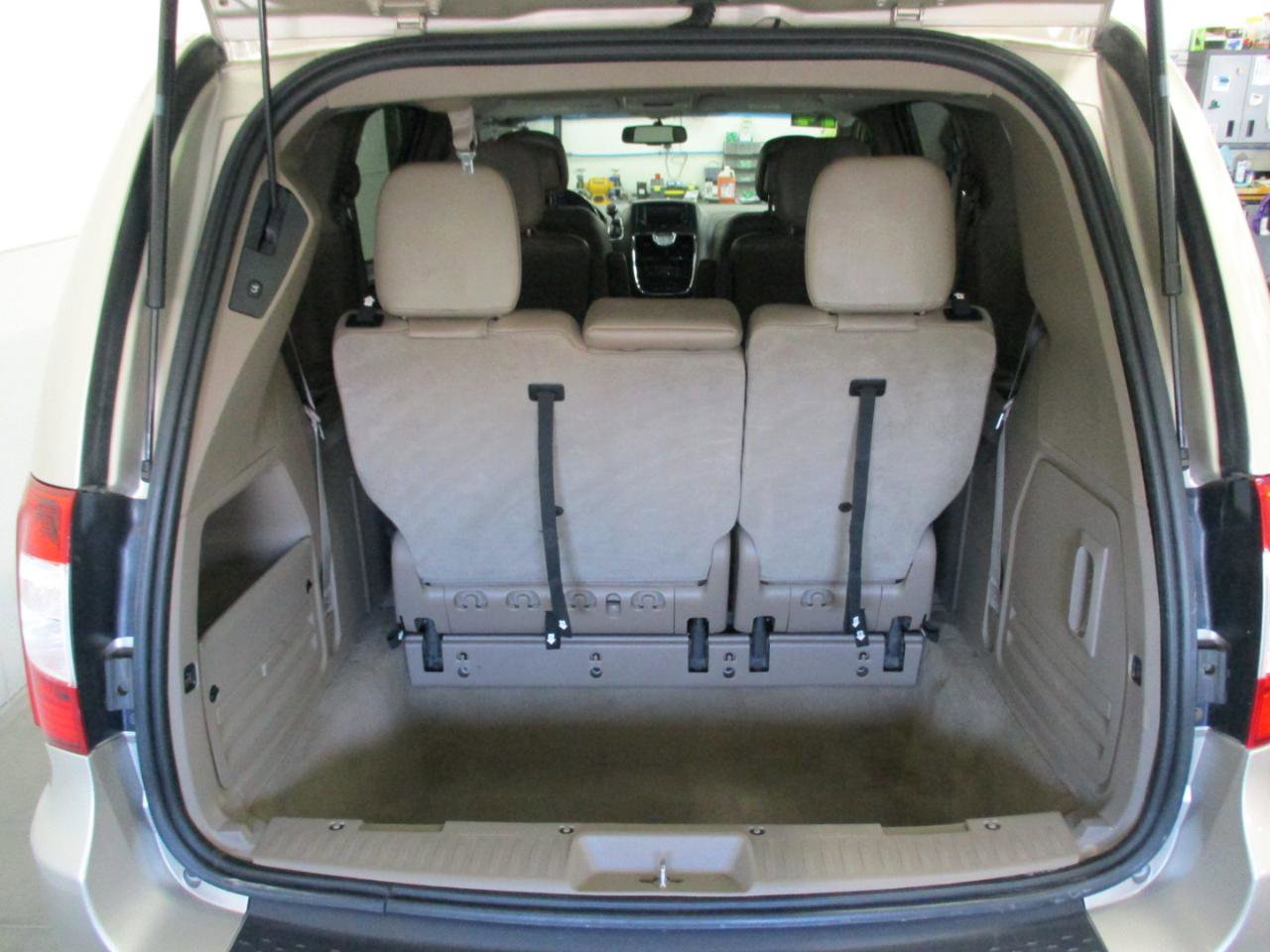 Used 2014 Chrysler Town & Country Touring image 15