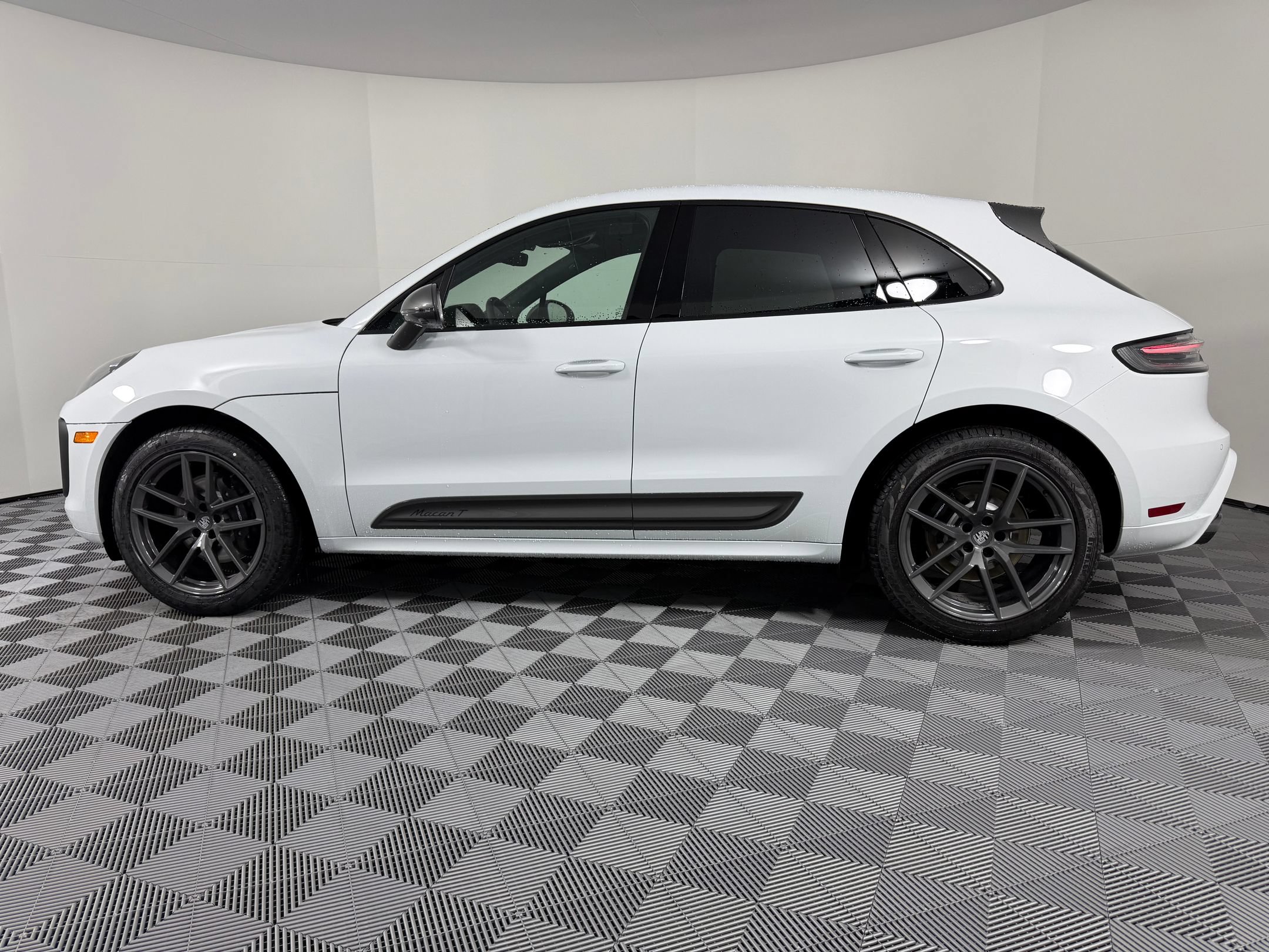 New 2026 Porsche Macan AWD/4WD image 2