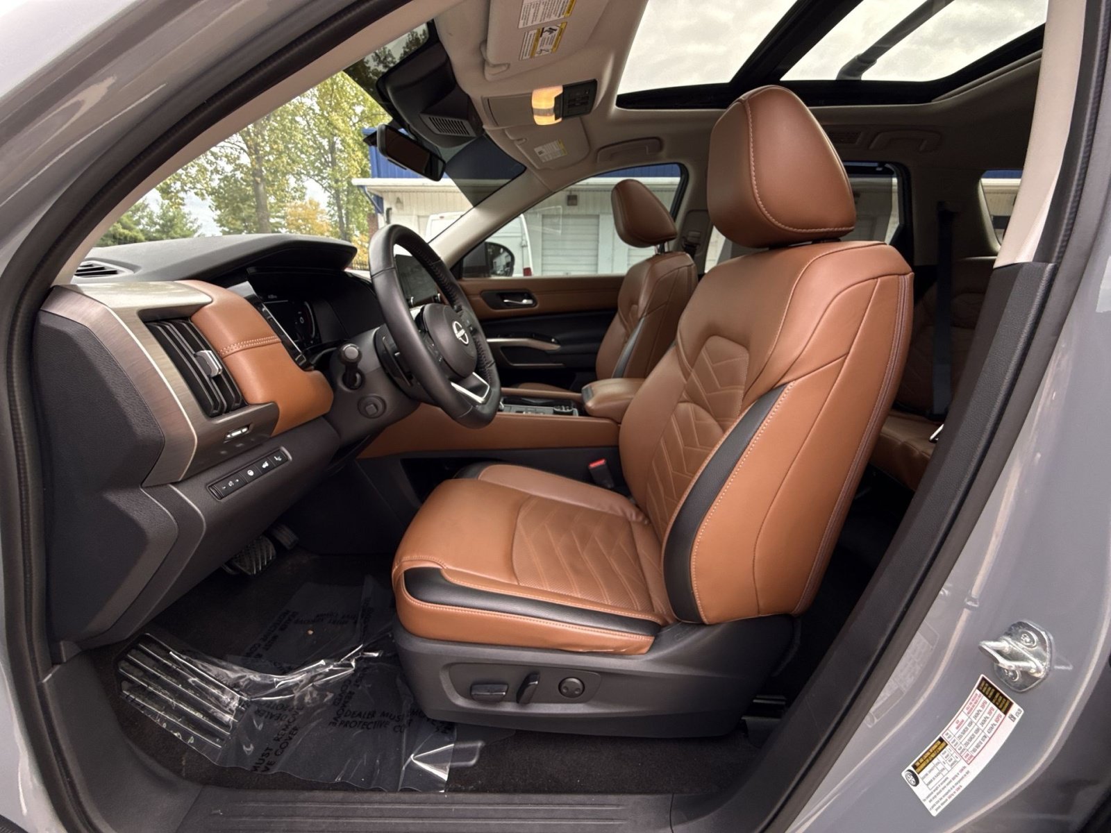 Used 2024 Nissan Pathfinder Platinum w/ Cargo Package AWD/4WD image 17