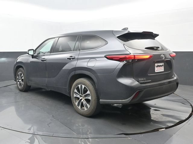 Used 2020 Toyota Highlander XLE FWD image 3