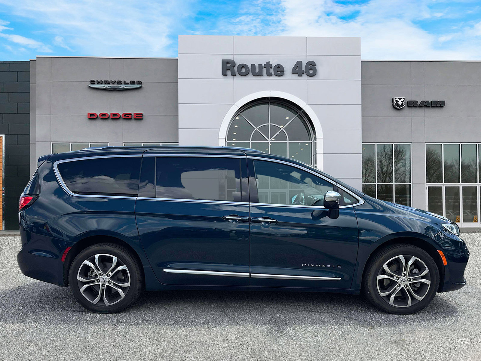 Used 2024 Chrysler Pacifica Pinnacle w/ Trailer Tow Group AWD/4WD image 6