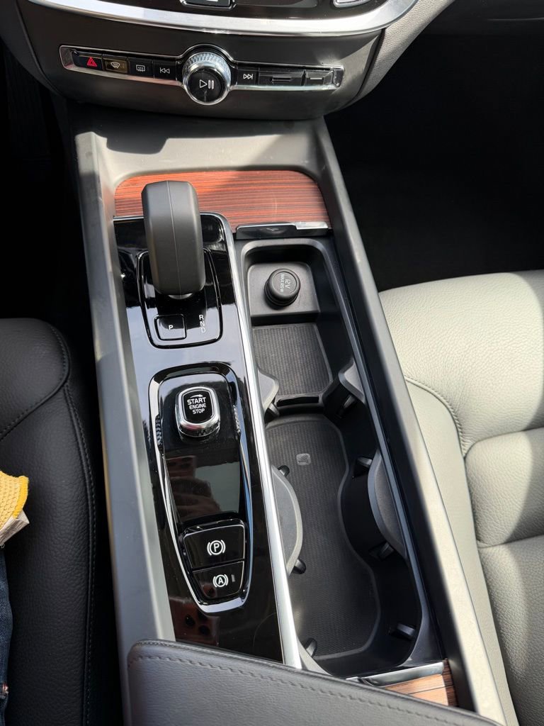 Used 2025 Volvo V60 B5 Cross Country Plus image 29