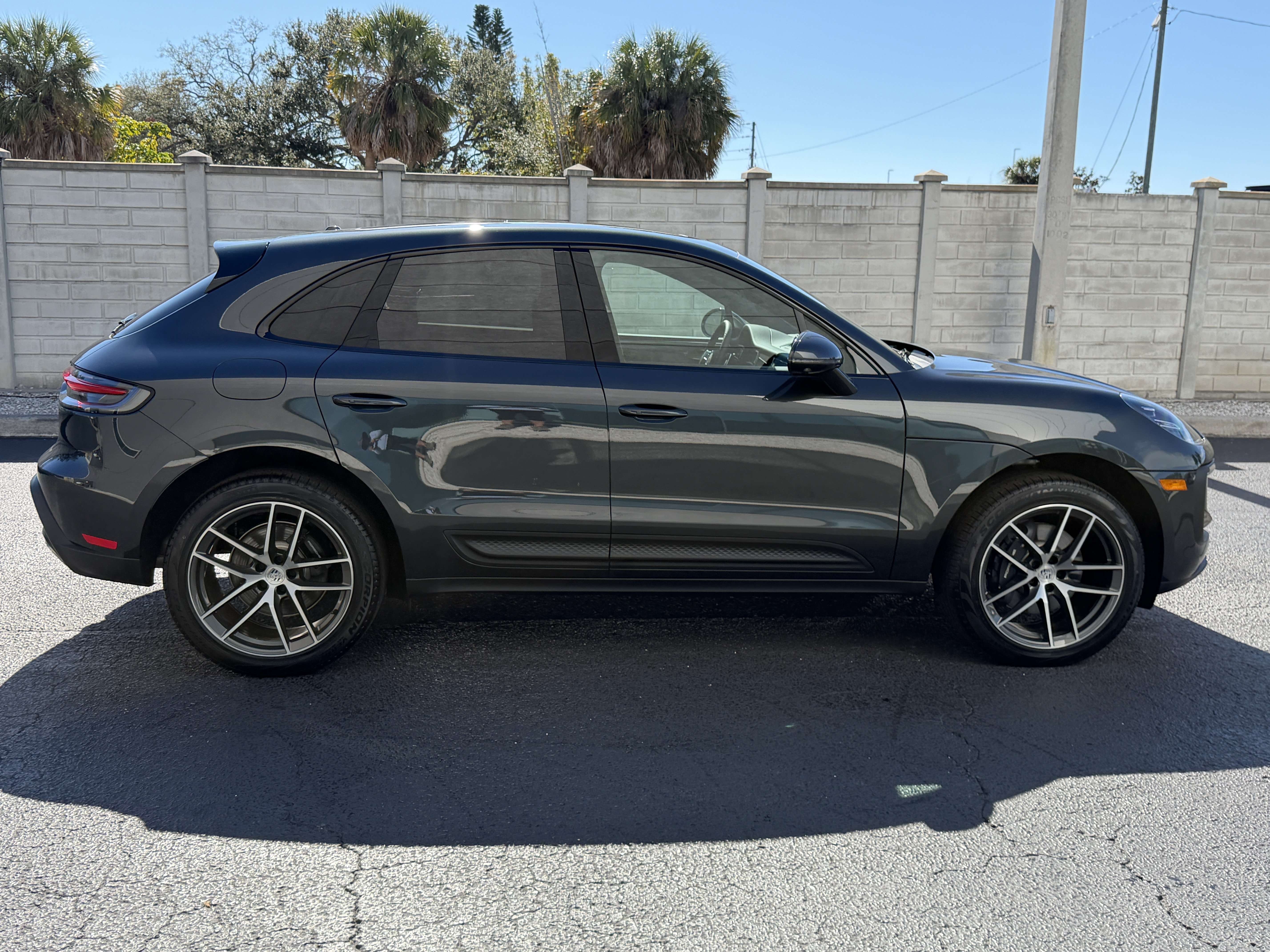 Certified 2025 Porsche Macan AWD/4WD image 6