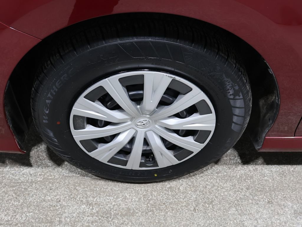 Used 2018 Toyota Camry LE image 8