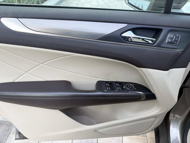 Used 2017 Lincoln MKC Premiere FWD image 9
