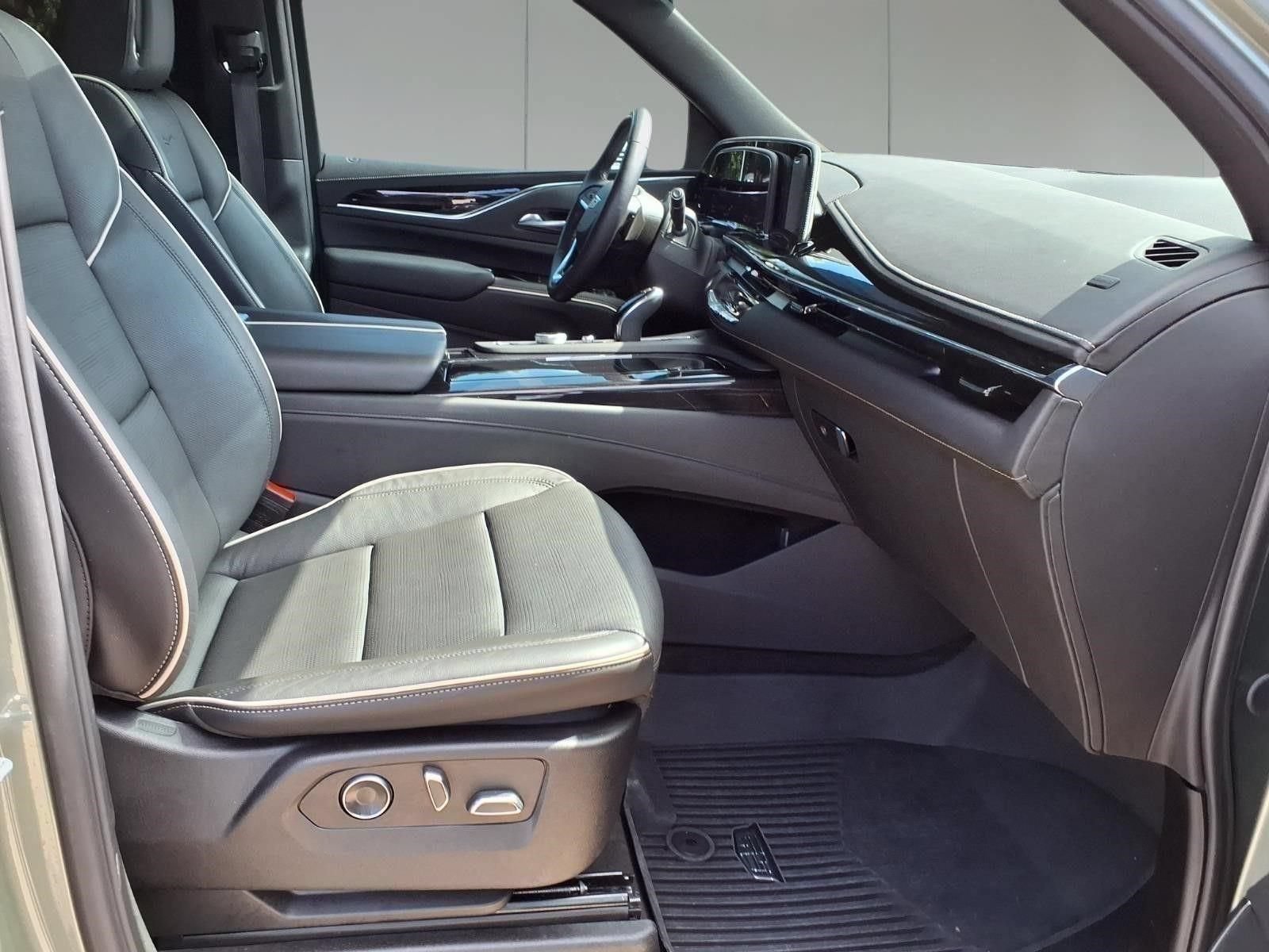 Used 2024 Cadillac Escalade Sport w/ LPO, ONYX Package AWD/4WD image 12