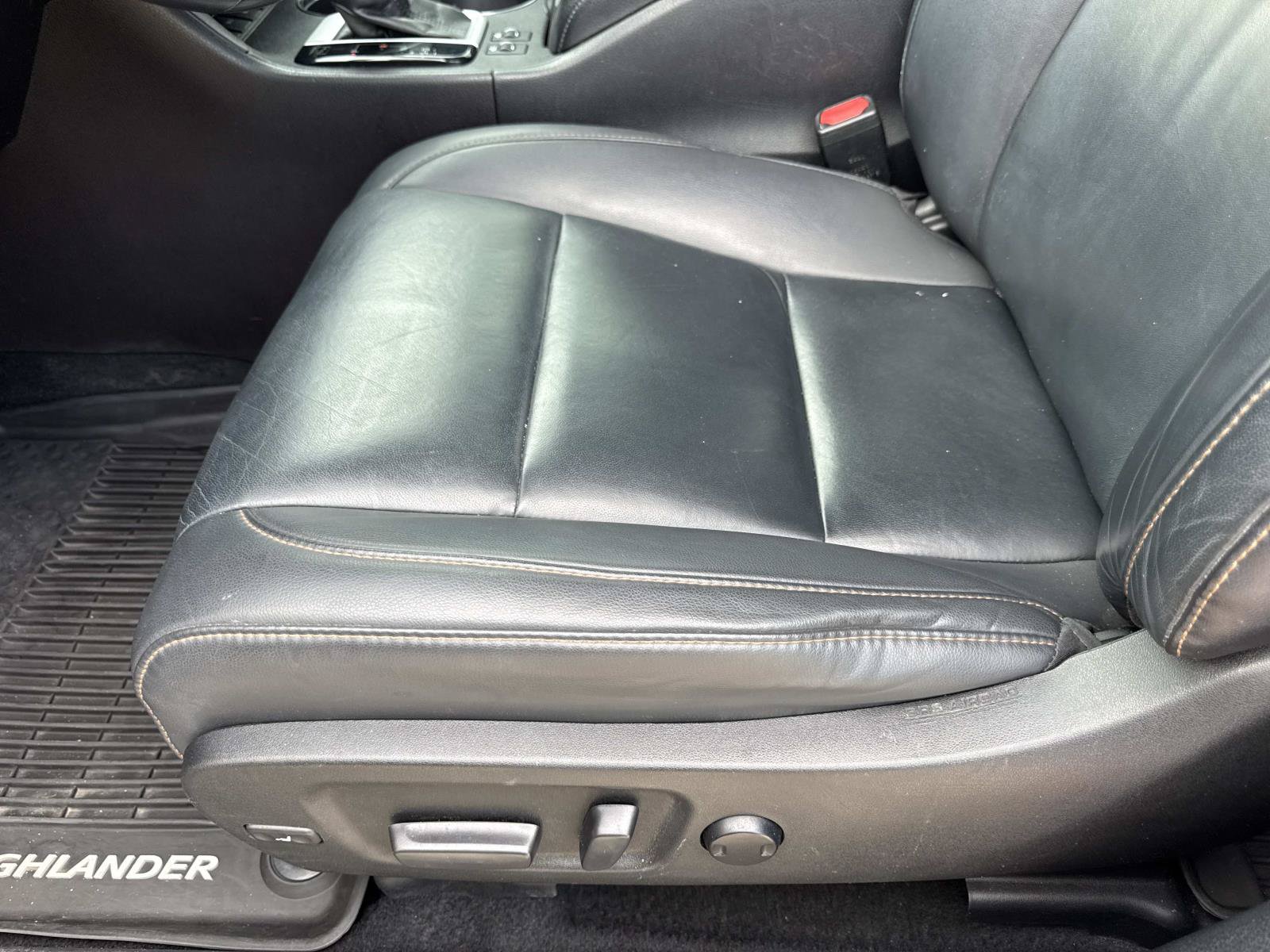 Used 2019 Toyota Highlander XLE AWD/4WD image 21