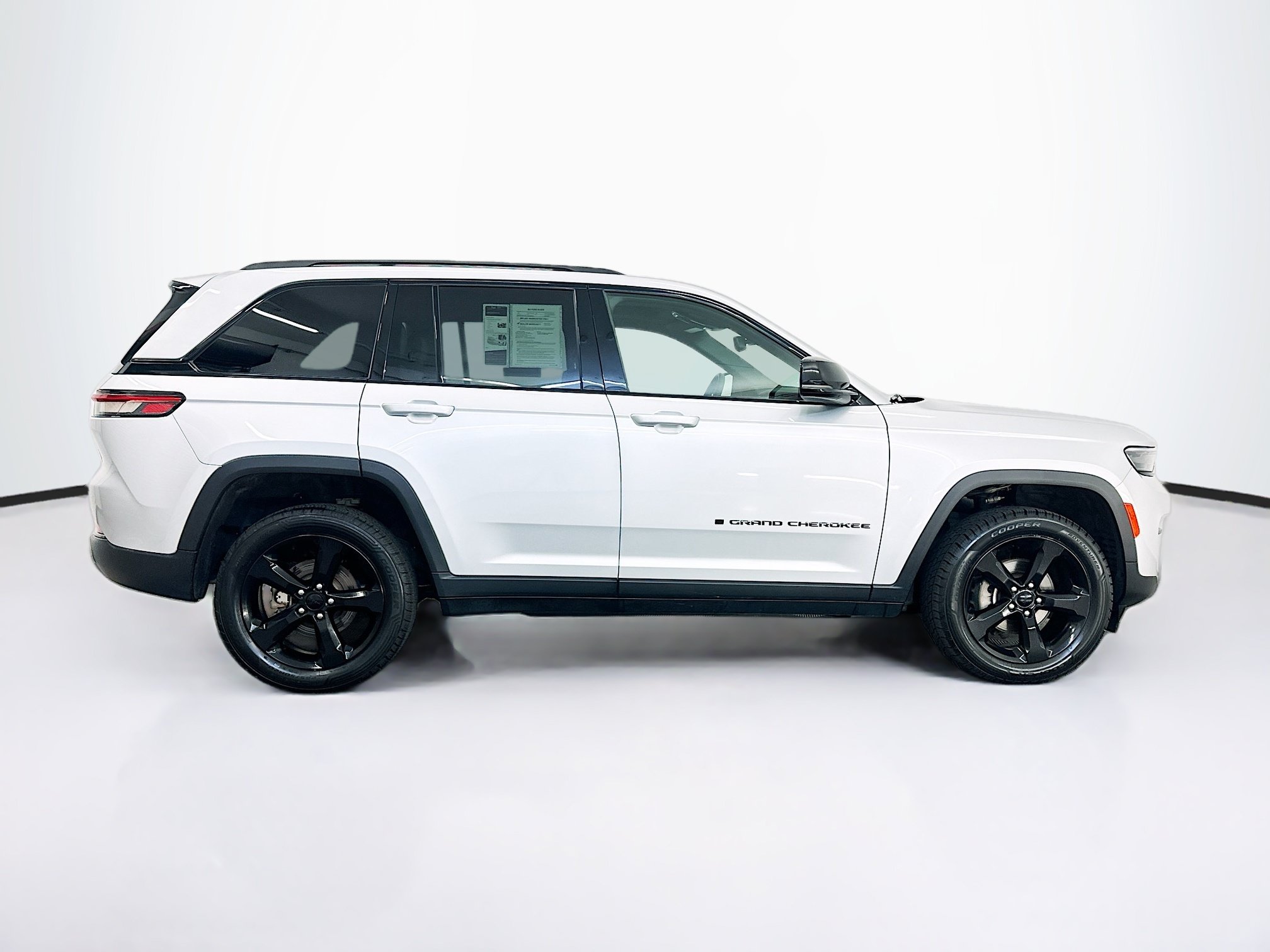 Used 2024 Jeep Grand Cherokee Altitude AWD/4WD image 10
