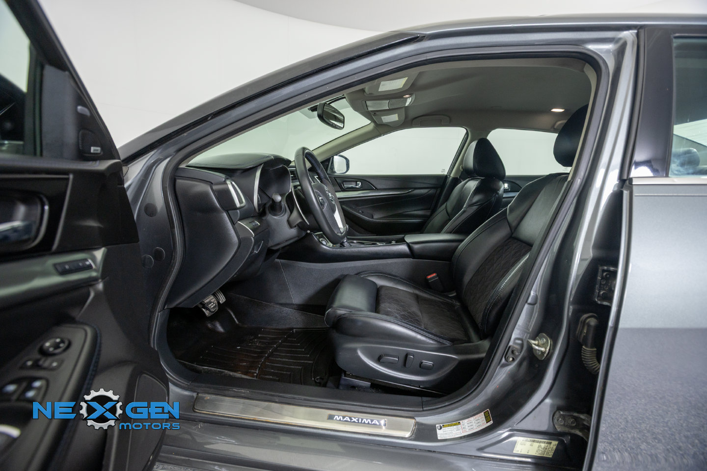 Used 2018 Nissan Maxima SR w/ Midnight Edition FWD image 12