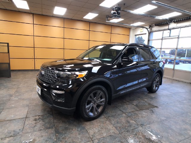 Used 2023 Ford Explorer XLT w/ Equipment Group 202A AWD/4WD image 3
