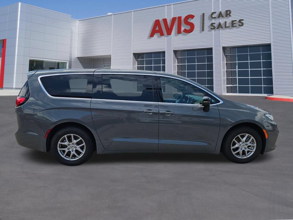 Used 2025 Chrysler Pacifica Select FWD image 7