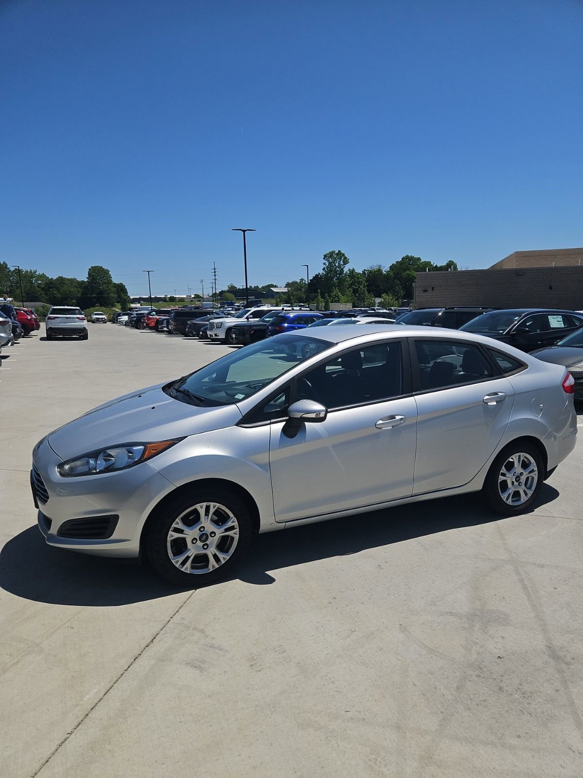 Used 2016 Ford Fiesta SE FWD image 2
