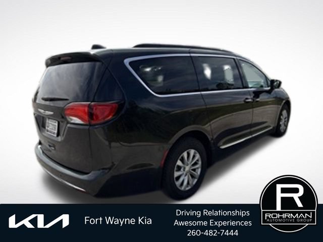 Used 2017 Chrysler Pacifica Touring-L FWD image 5