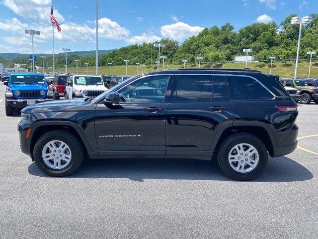Used 2024 Jeep Grand Cherokee Laredo AWD/4WD image 2