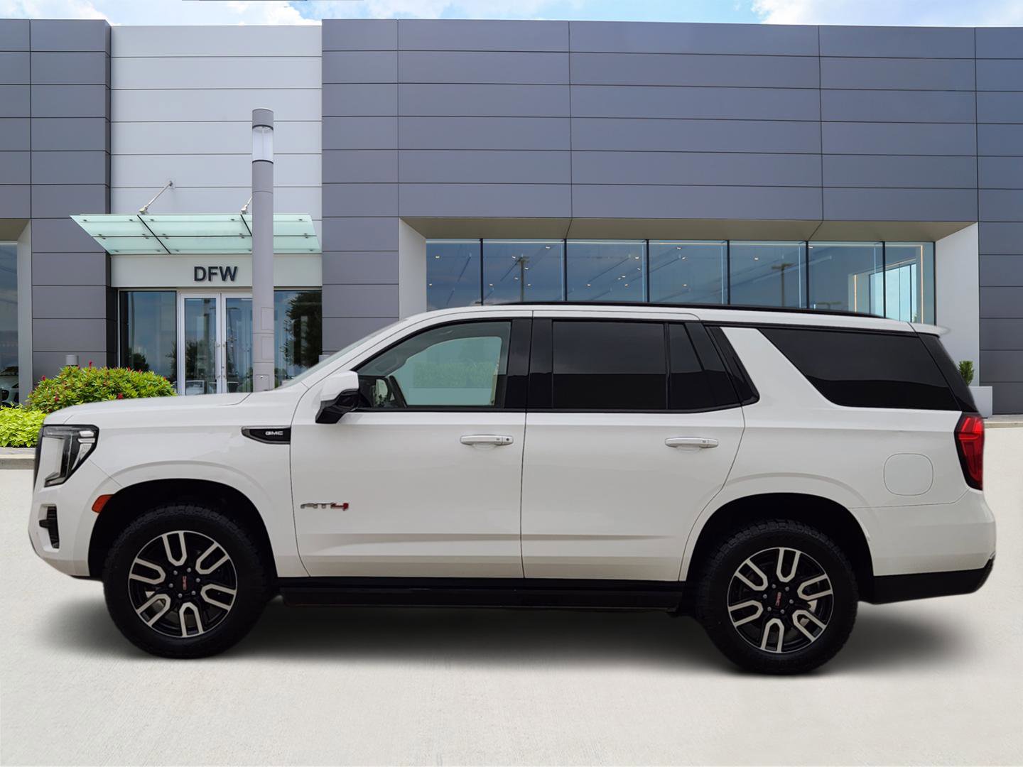 Used 2022 GMC Yukon AT4 w/ AT4 Premium Package image 3