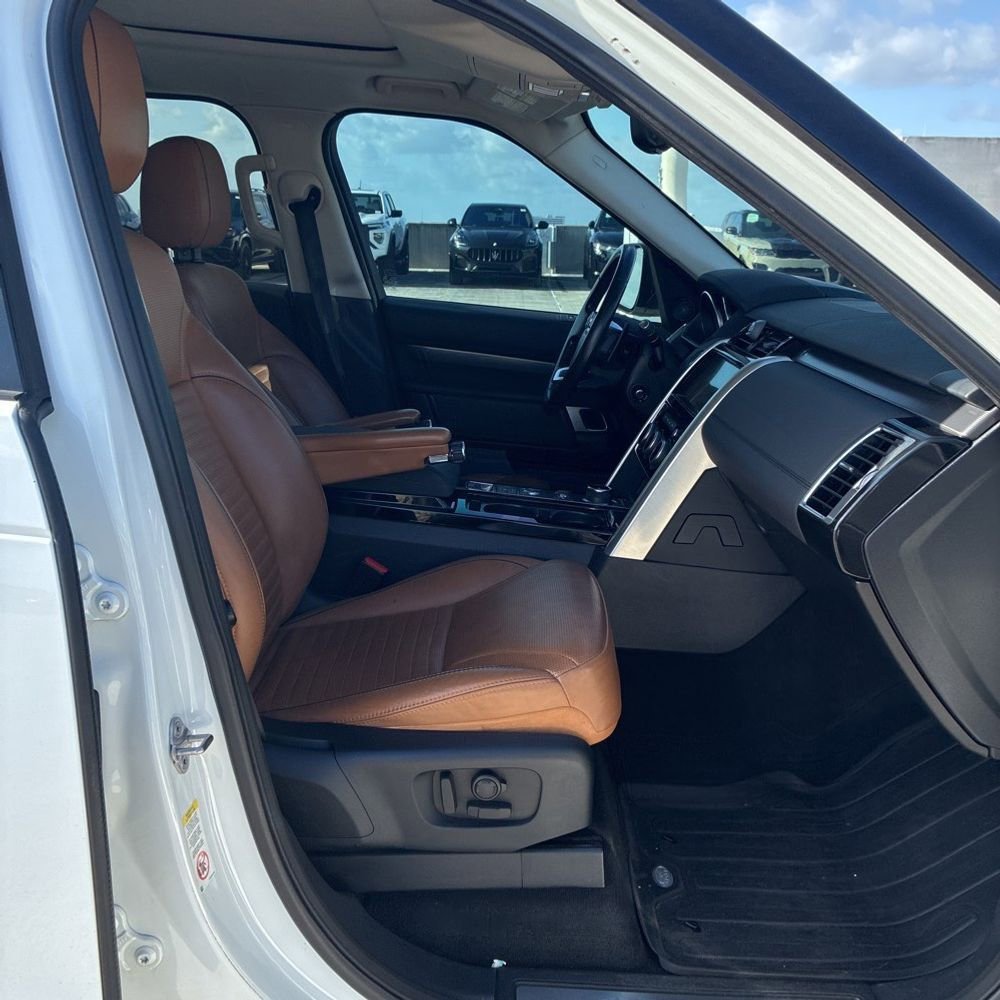 Used 2017 Land Rover Discovery HSE AWD/4WD image 8