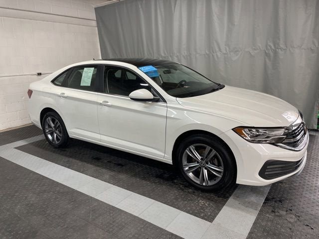 Certified 2024 Volkswagen Jetta SE w/ Panoramic Sunroof Package FWD image 2