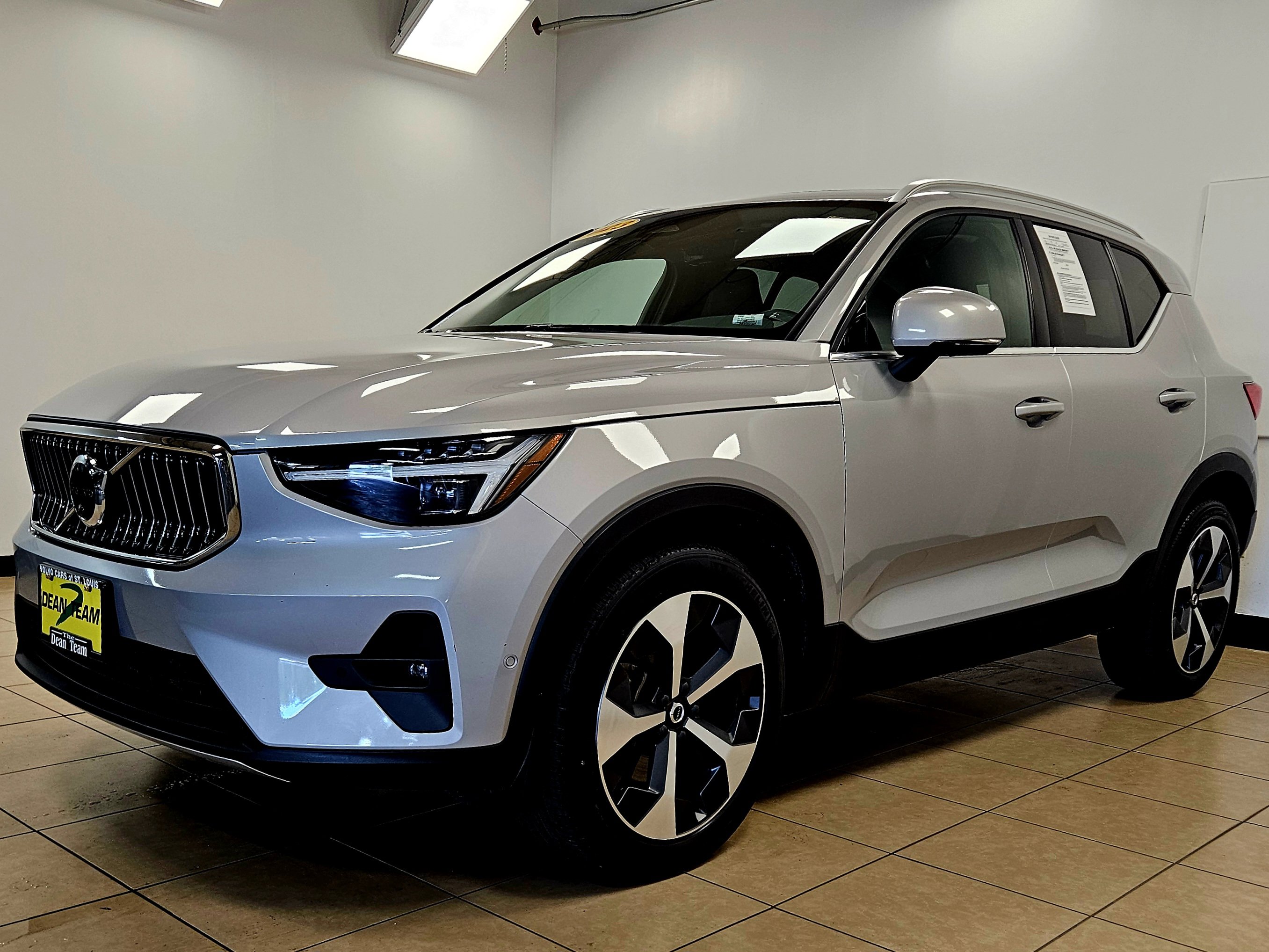 Used 2023 Volvo XC40 B5 Ultimate image 2