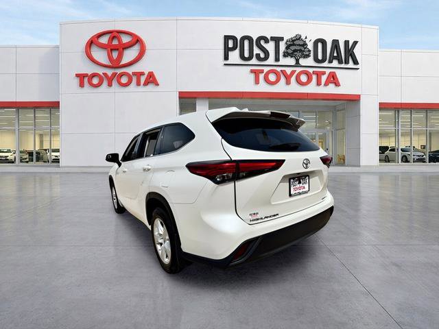 Used 2021 Toyota Highlander LE image 11