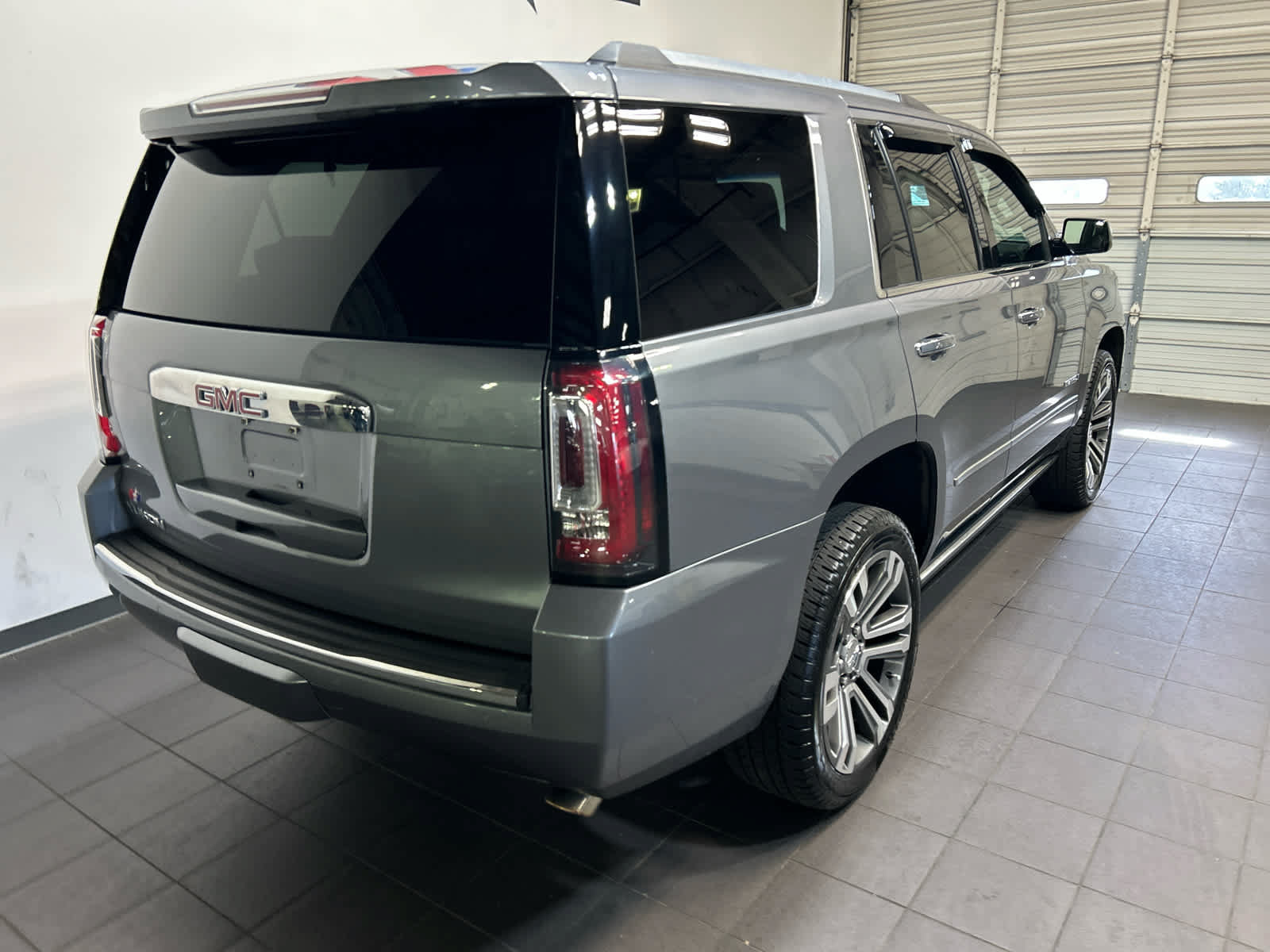 Used 2020 GMC Yukon Denali w/ Denali Premium Package AWD/4WD image 3