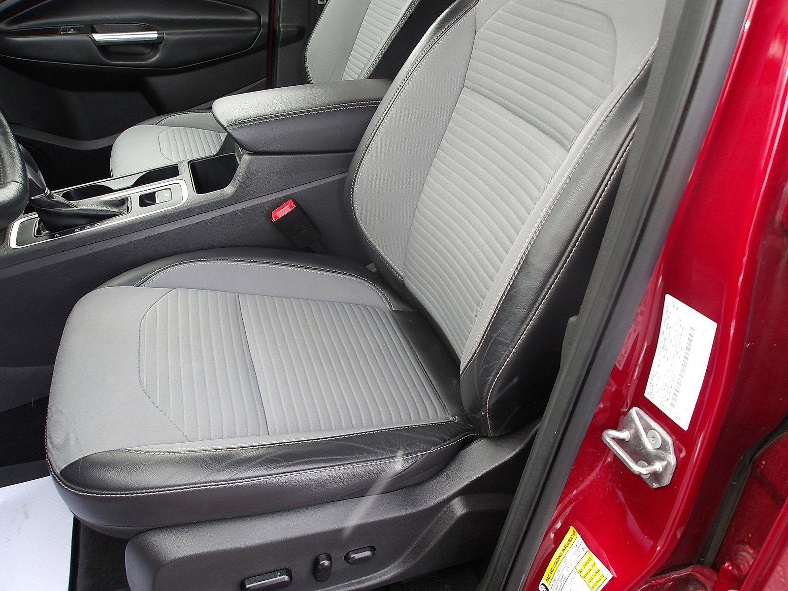 Used 2019 Ford Escape SE image 18