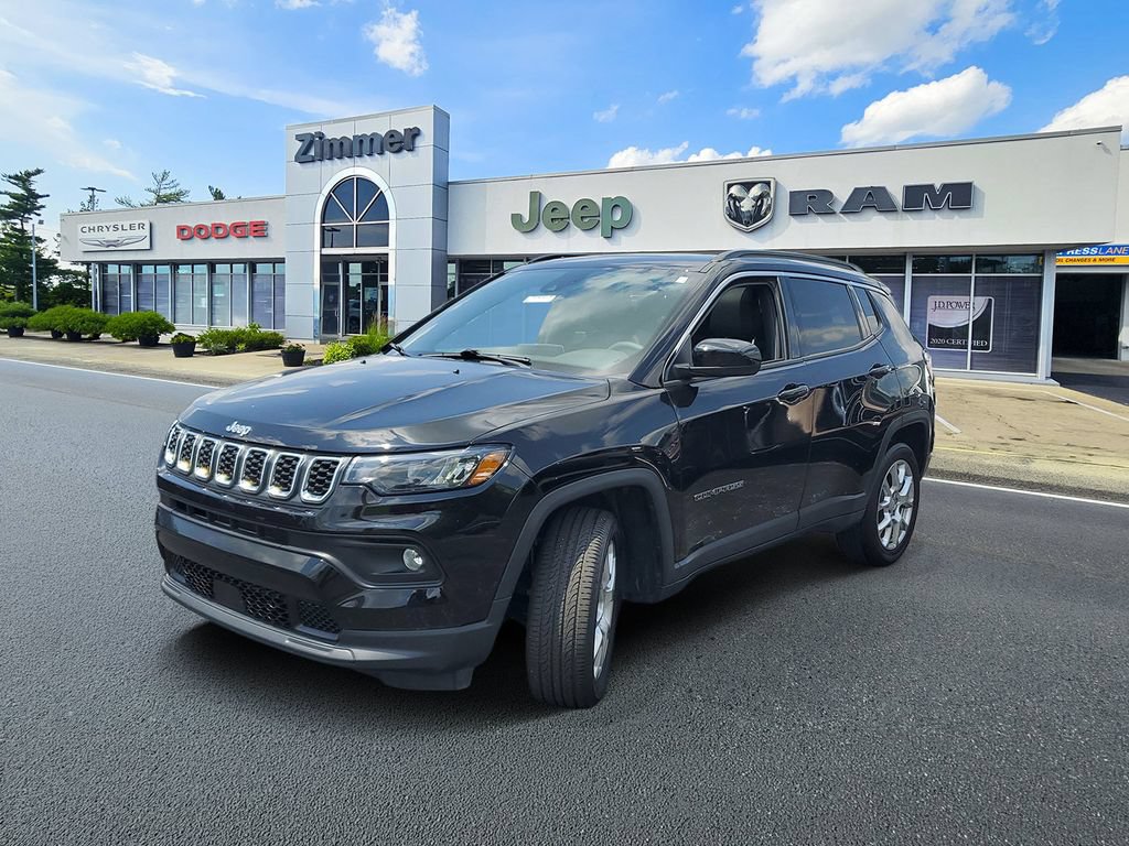 Used 2024 Jeep Compass Latitude w/ Sun and Sound Group AWD/4WD image 2