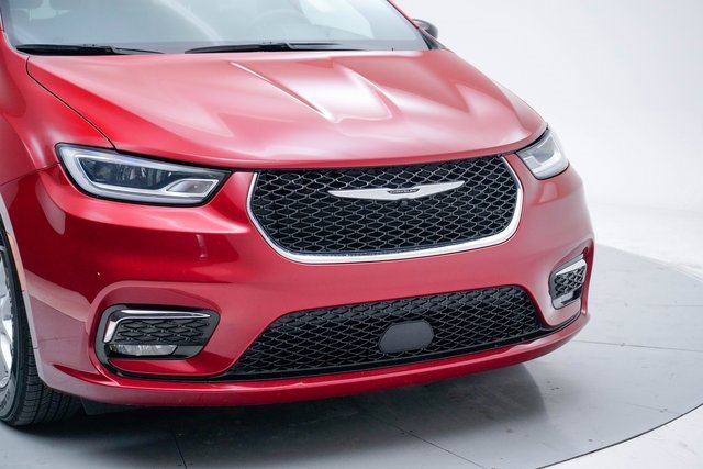 Used 2025 Chrysler Pacifica Select image 12