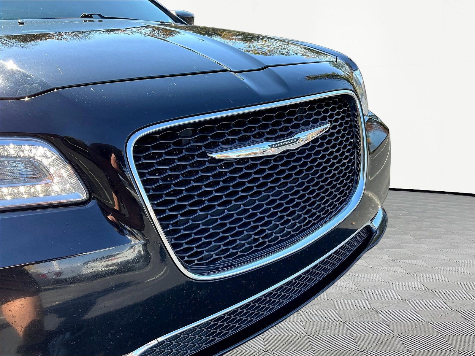 Used 2015 Chrysler 300 Limited w/ Driver Convenience Group RWD image 32
