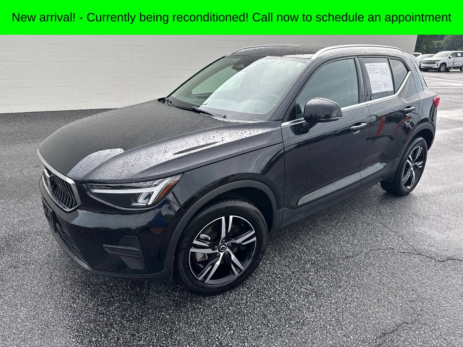 Used 2025 Volvo XC40 B5 Core AWD/4WD image 1