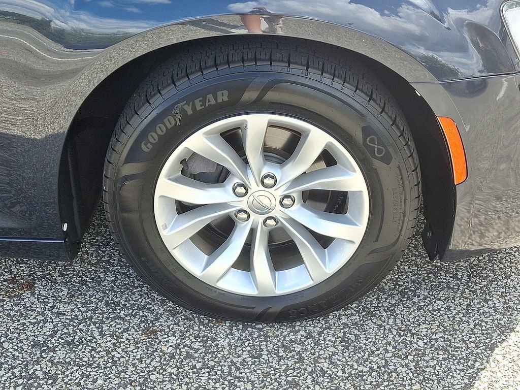 Used 2016 Chrysler 300 Limited image 8