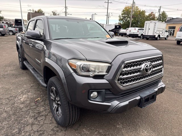 Used 2017 Toyota Tacoma TRD Sport w/ Exterior Package AWD/4WD image 4
